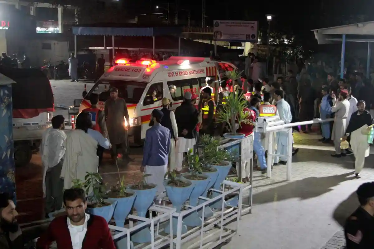 Сильное землетрясение сотрясает Пакистан - есть погибшие и раненые