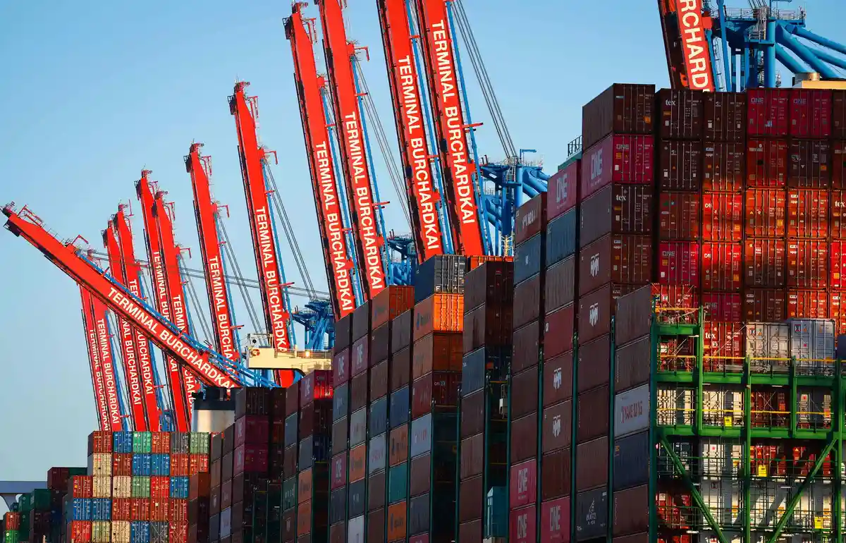 Порт Гамбурга закрыт для крупных судов из-за забастовки