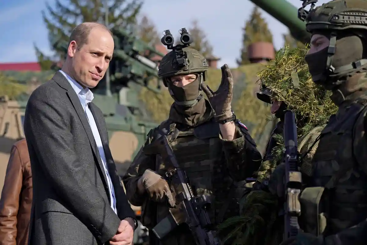 Принц Уильям посещает солдат у границы с Украиной