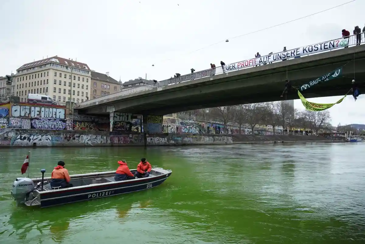 Дунайский канал, окрашенный в зеленый цвет