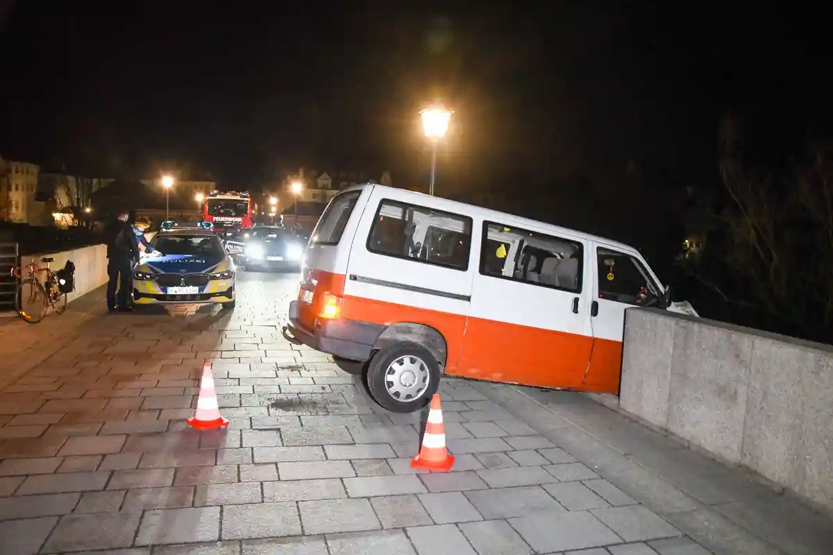 Микроавтобус пробил перила моста в Регенсбурге
