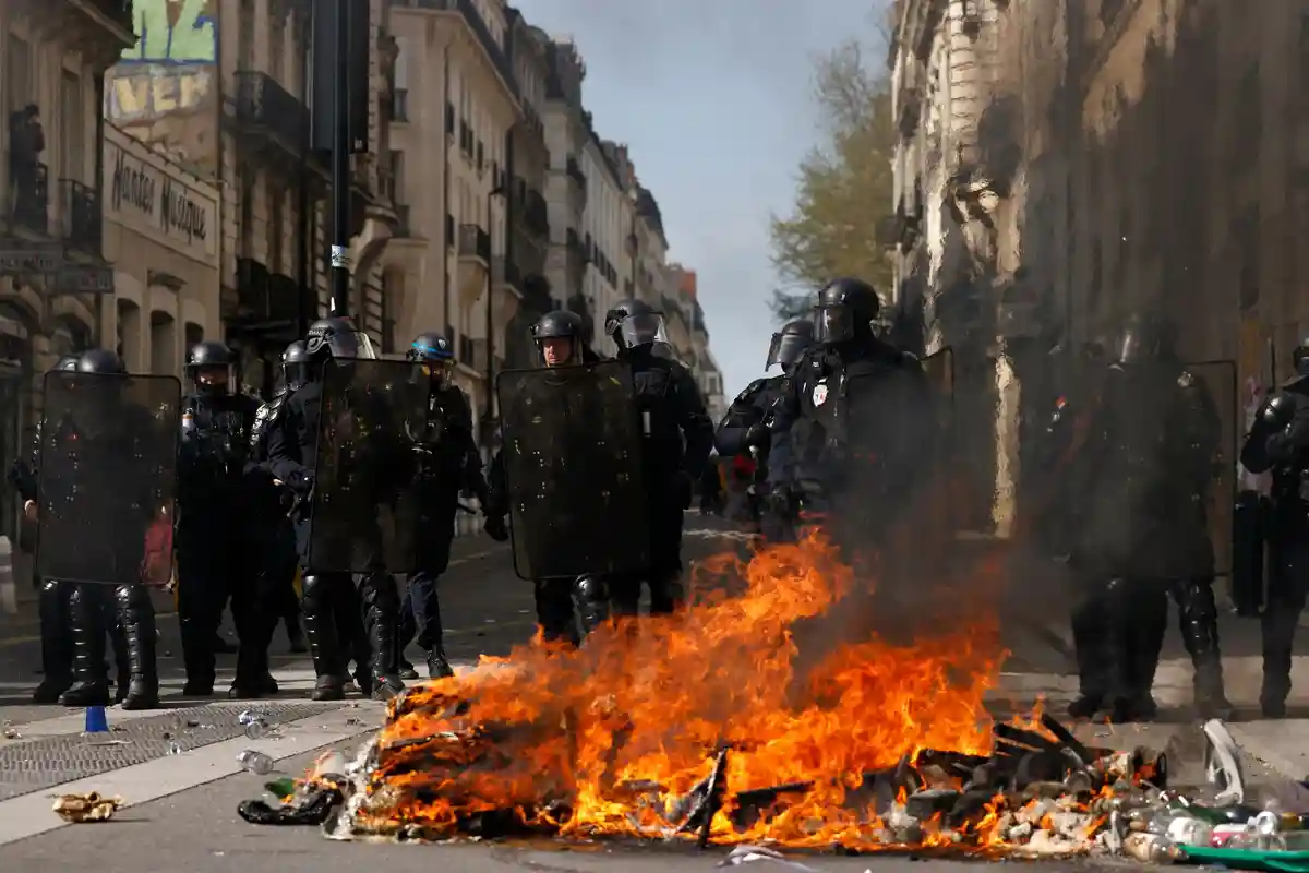 Во время протестов во Франции вчера ранены 175 полицейских