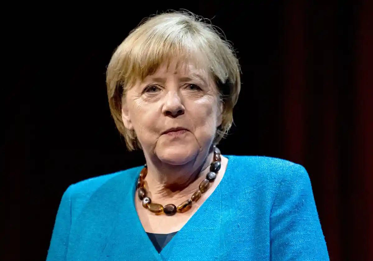 Меркель наградят редким орденом "За заслуги перед ФРГ"