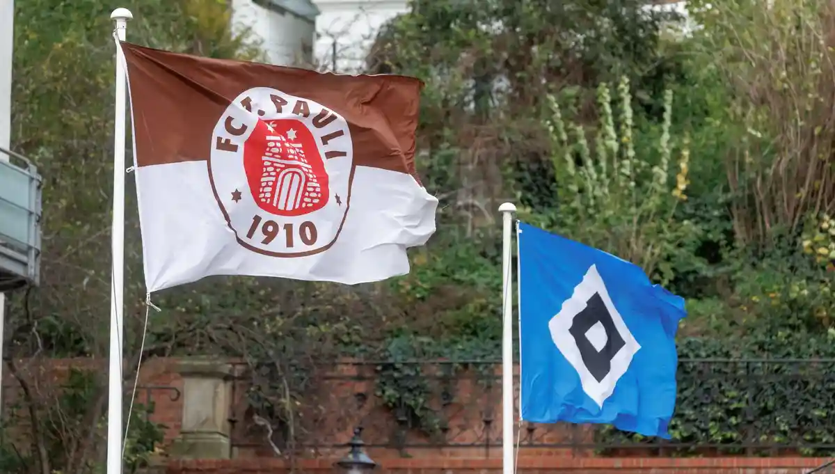 Флаги футбольных клубов "Санкт-Паули" и HSV