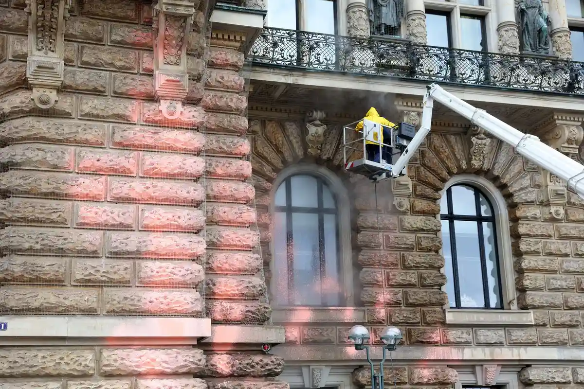 Активисты облили краской мэрию Гамбурга