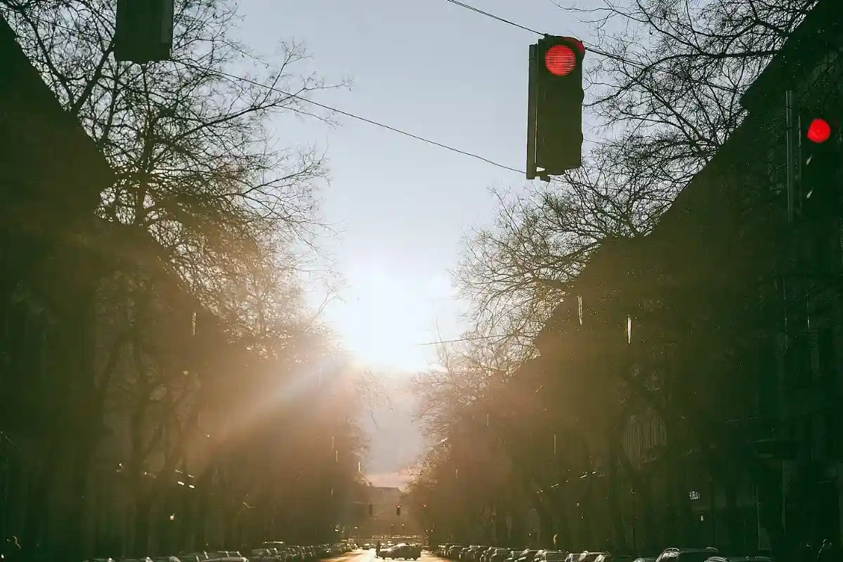 Когда немцам разрешено ездить на красный цвет светофора. Фото: Maria Orlova / pexels.com