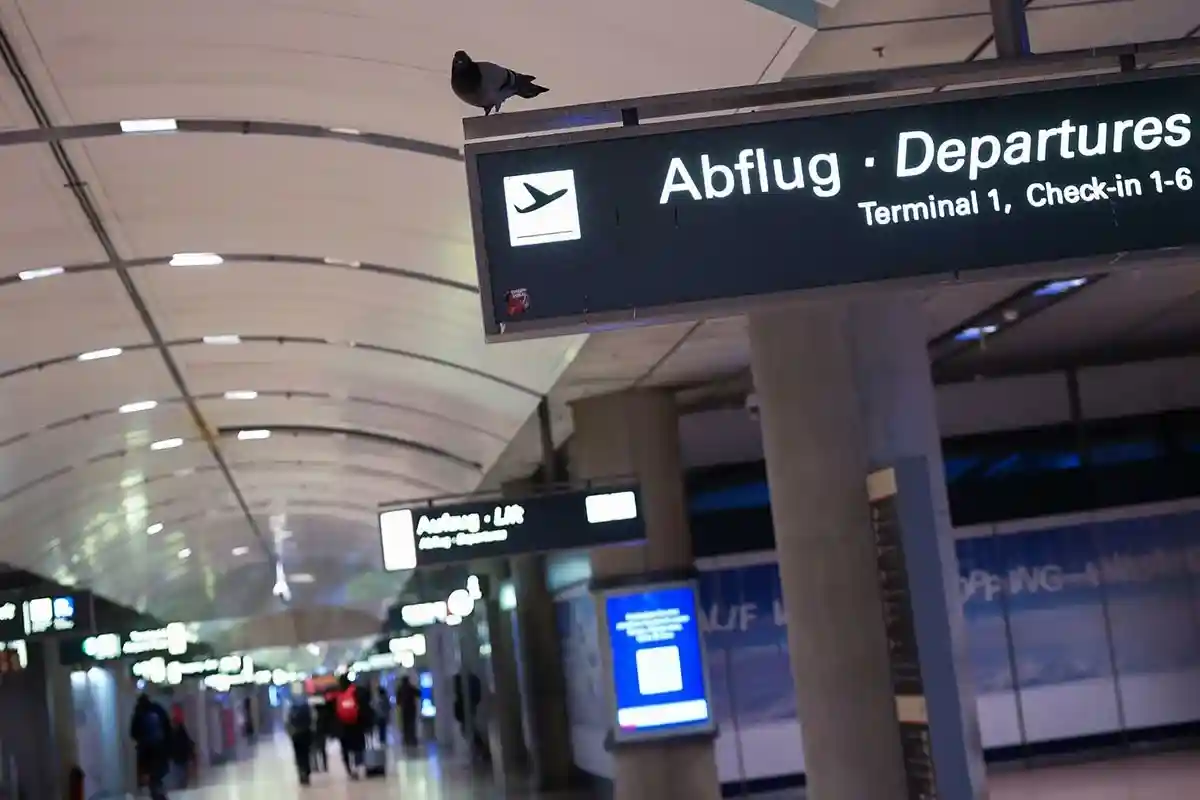 Сотни отмененных рейсов в аэропортах Берлина и Гамбурга