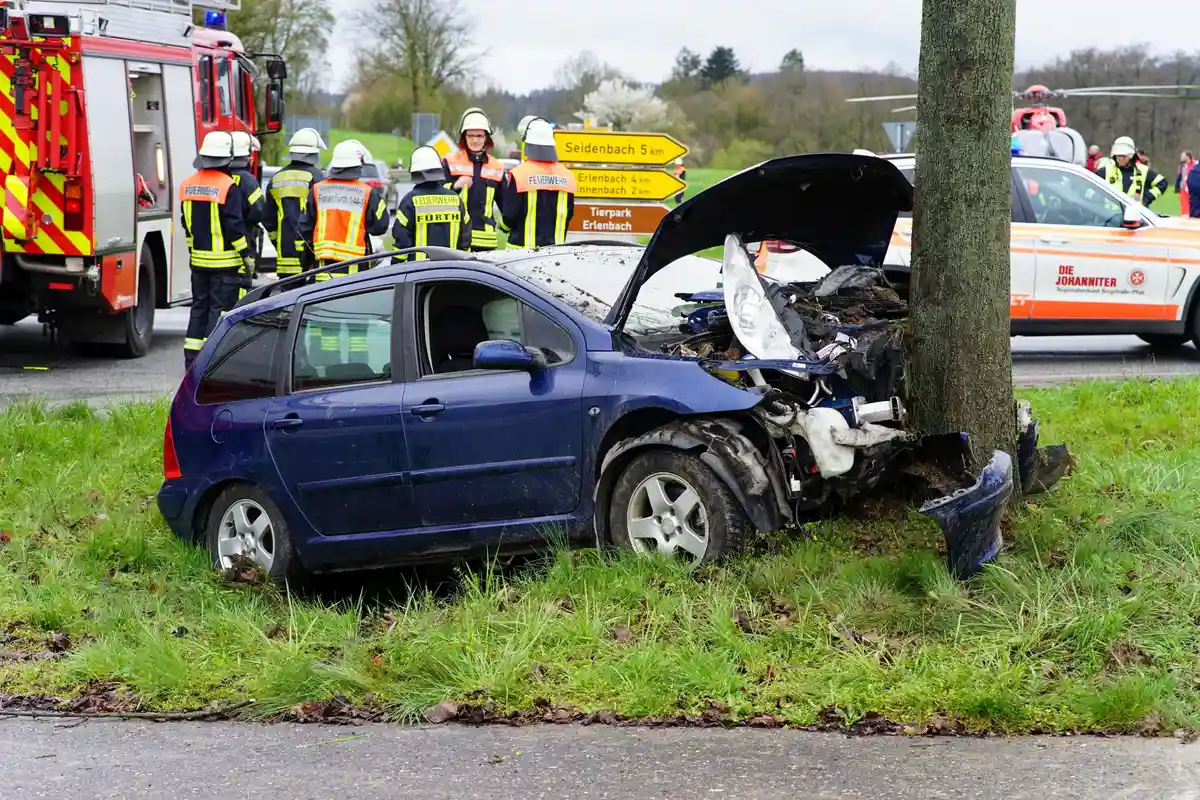 Автомобиль врезался в дерево: водитель тяжело ранен
