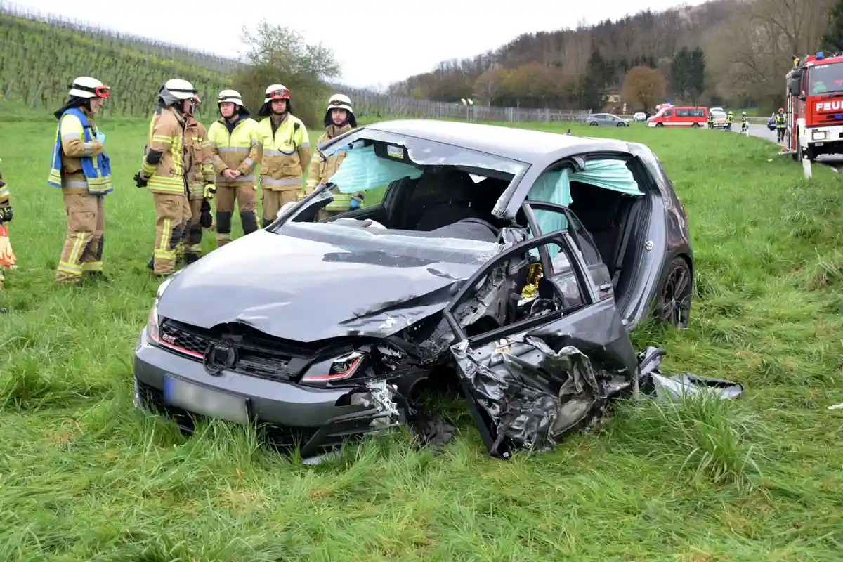 19-летний водитель автомобиля серьезно пострадал в аварии на повороте