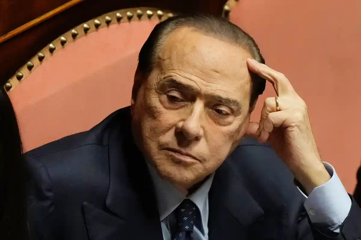 Экс-премьер Берлускони в отделении интенсивной терапии