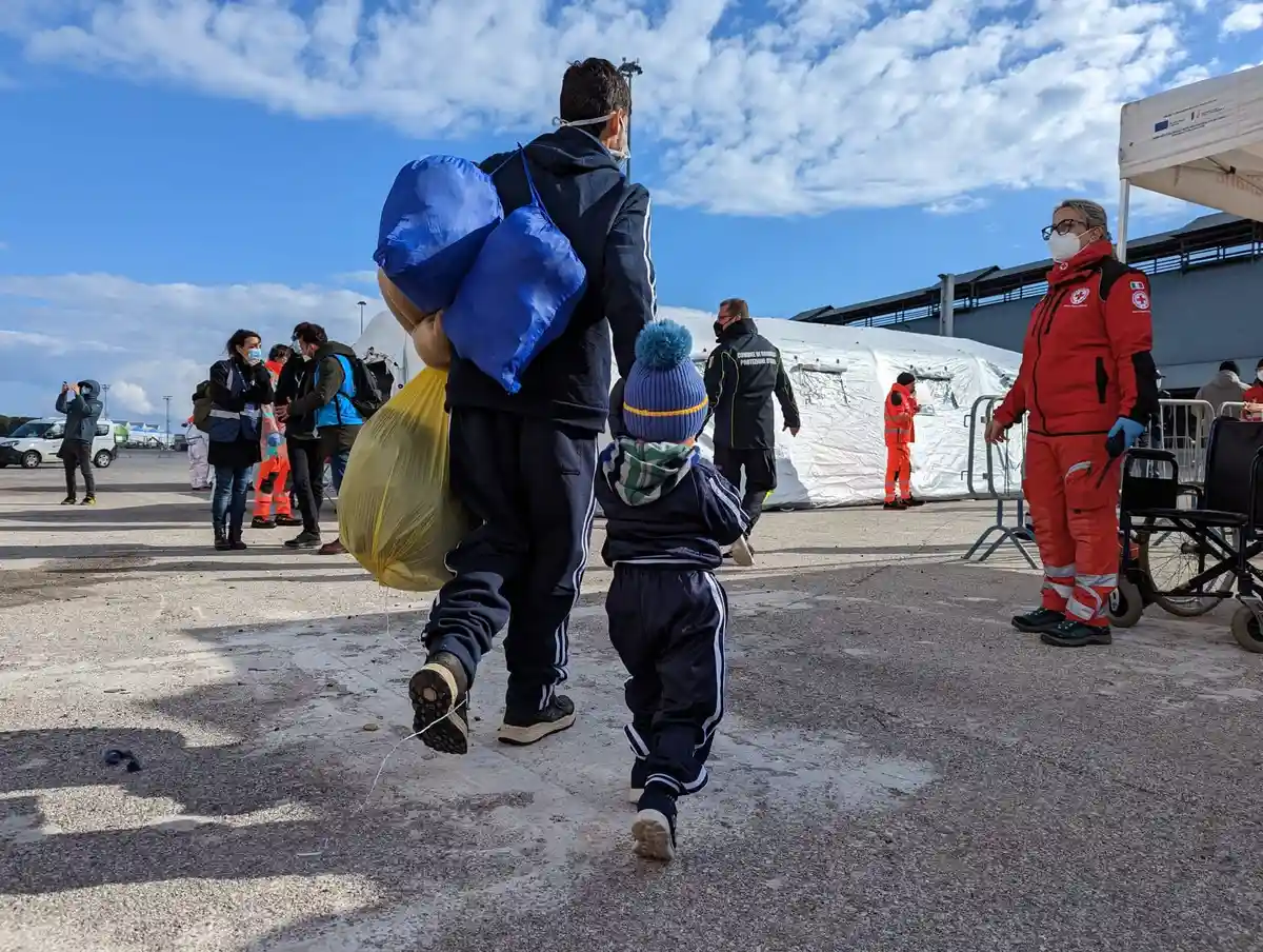 339 мигрантов доставило в Италию спасательное судно