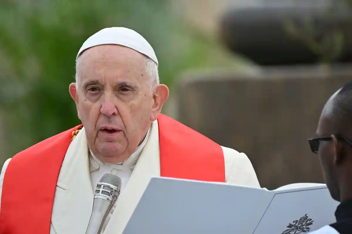 Папа Франциск отказался от участия в Крестном ходе