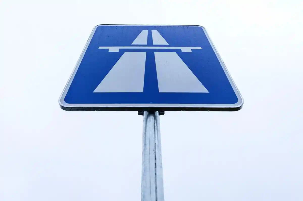 Дорожный знак автомагистрали