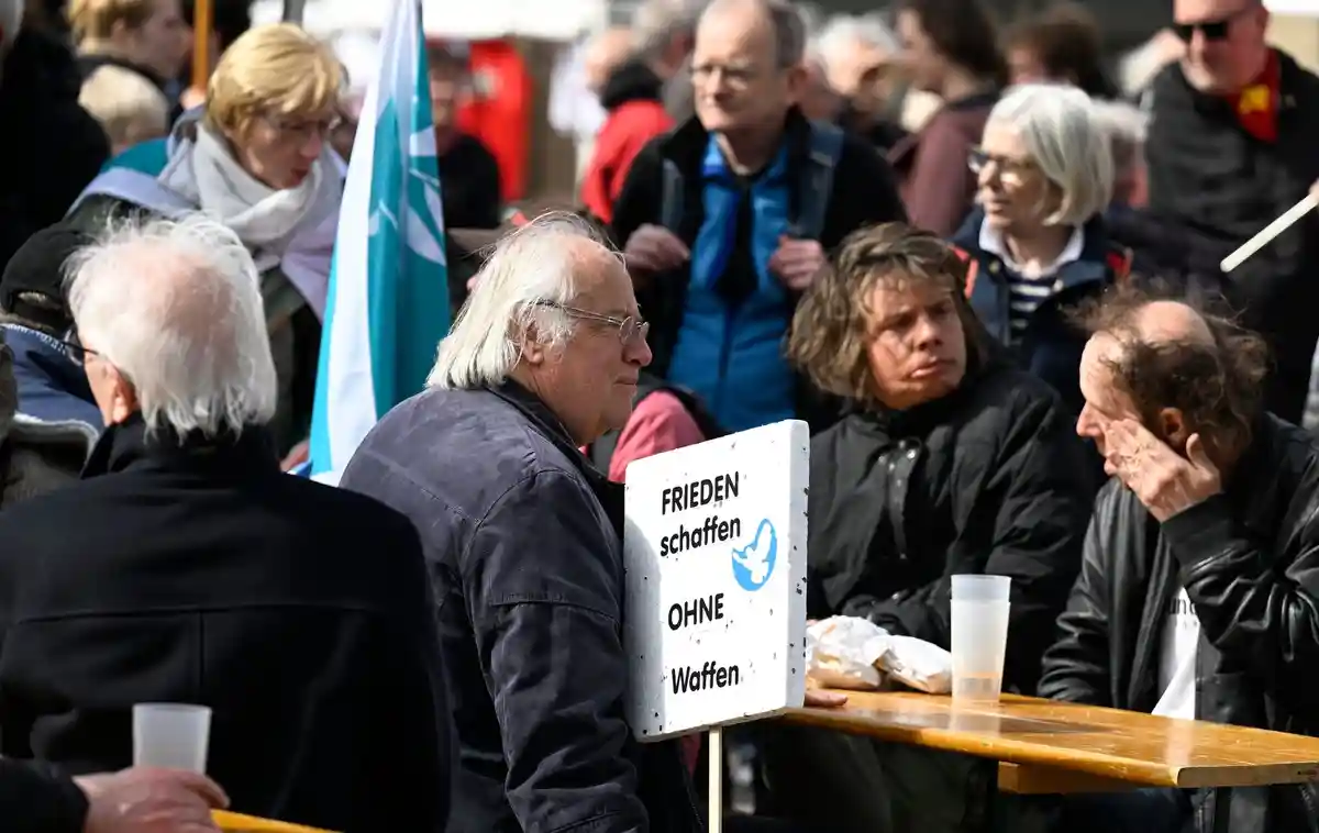 Гамбург: Сотни людей приняли участие в пасхальном марше