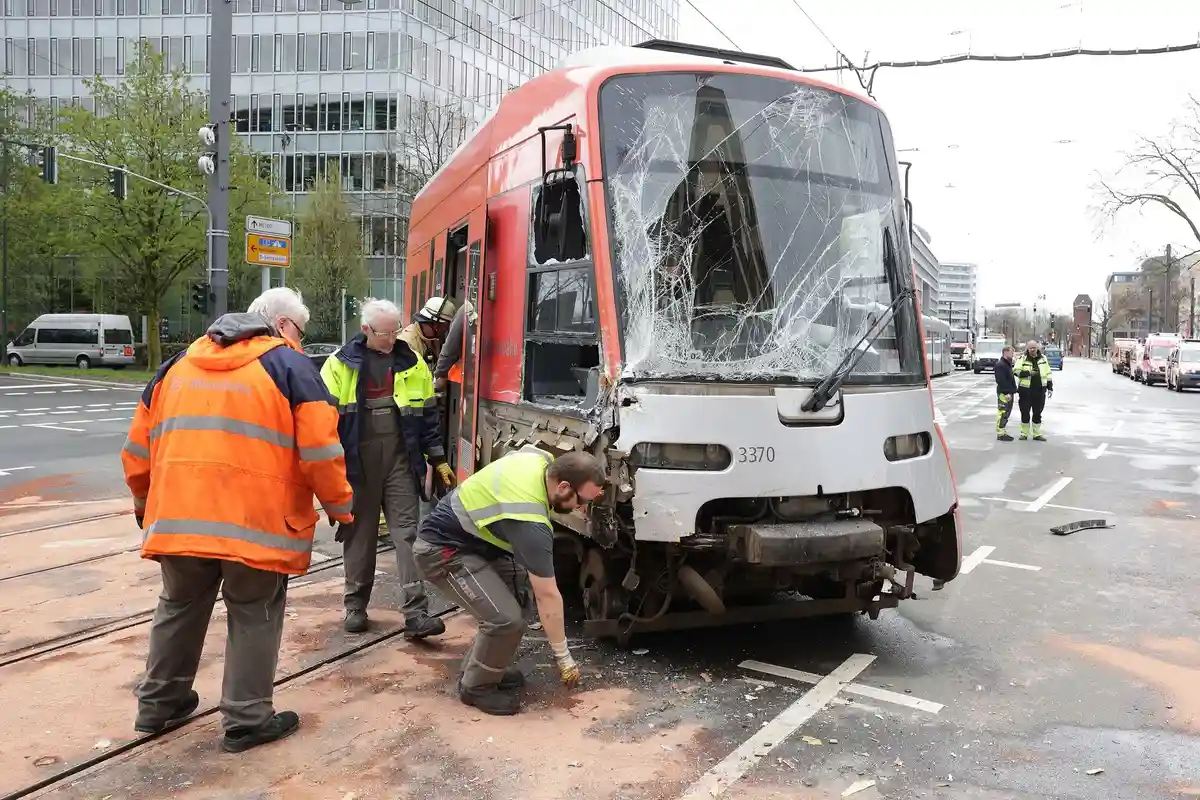 Трамвай столкнулся с грузовиком в Дюссельдорфе