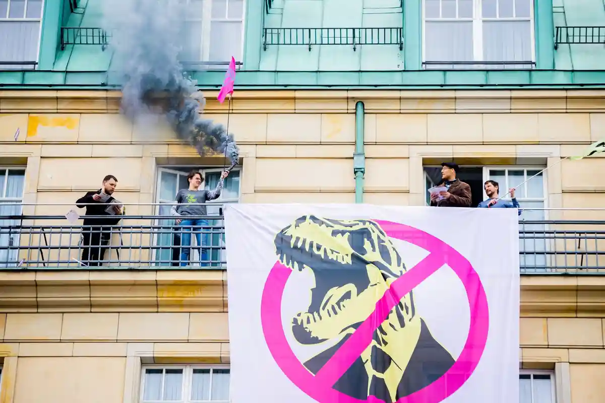 Климатические активисты устроили акцию в отеле Adlon
