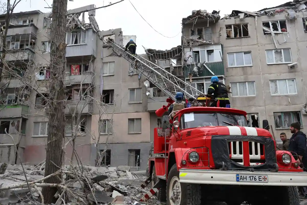 Война в Украине: ракетный обстрел жилого района