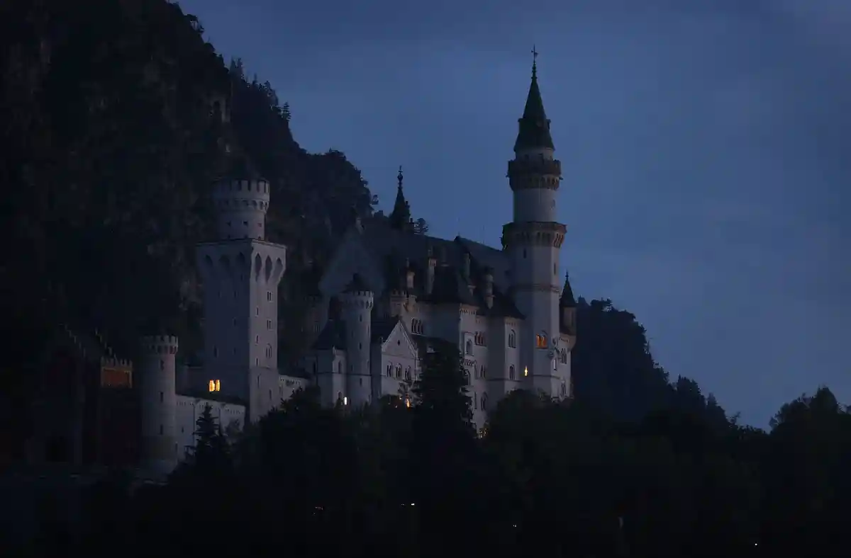 Замок Нойшванштайн в темноте
