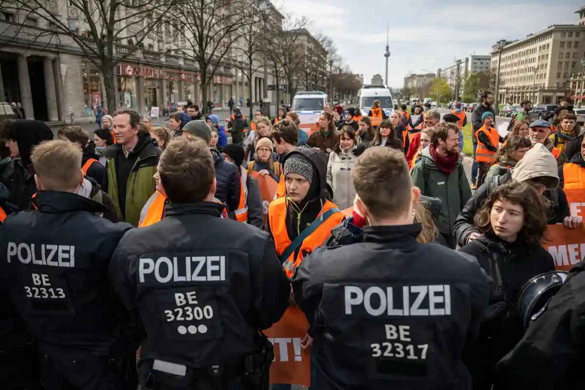 Климатические активисты начали блокаду в Берлине