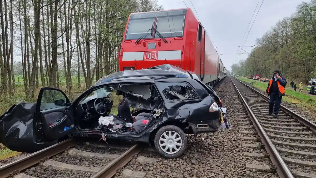 Поезд врезается в автомобиль - трое погибших