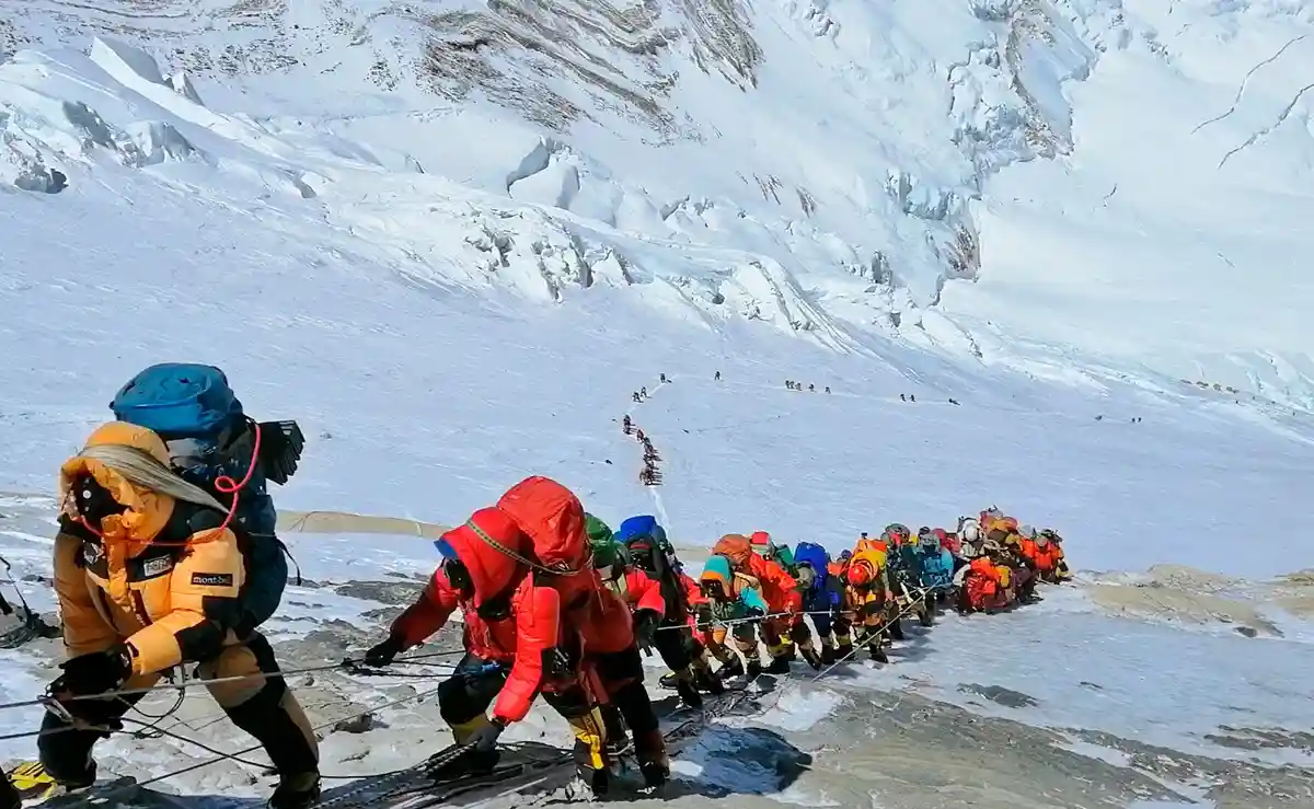Рекордное число альпинистов хотят покорить Эверест