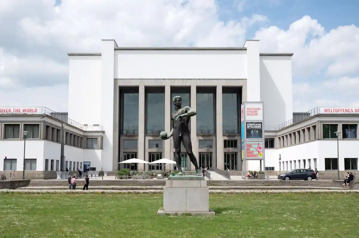 Музей гигиены в Дрездене: выставка "Здравствуй, счастье!"