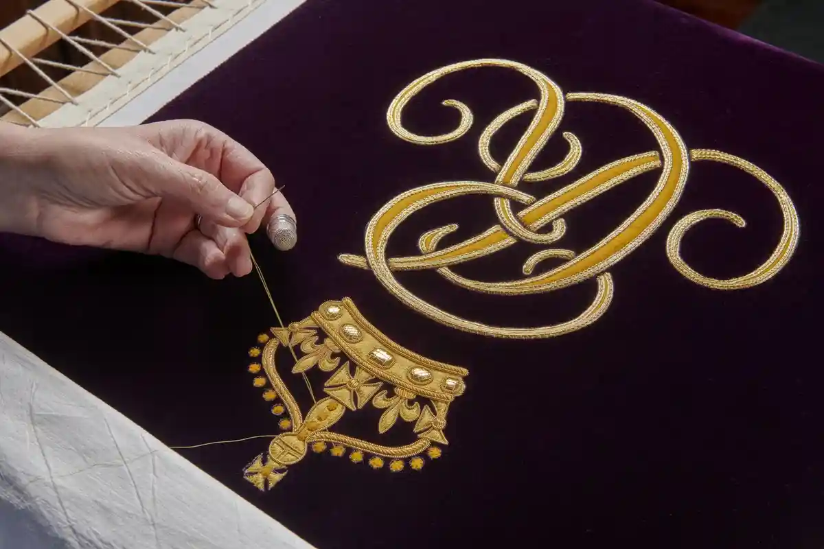 Представлена новая коронационная мантия для королевы Камиллы
