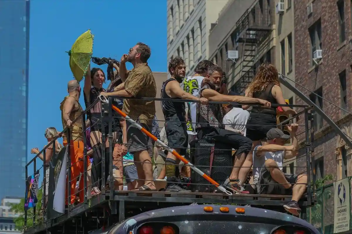 Автомобильный кортеж в Германии: перевозка пассажиров на крыше запрещена. Фото: Following NYC / pexels.com