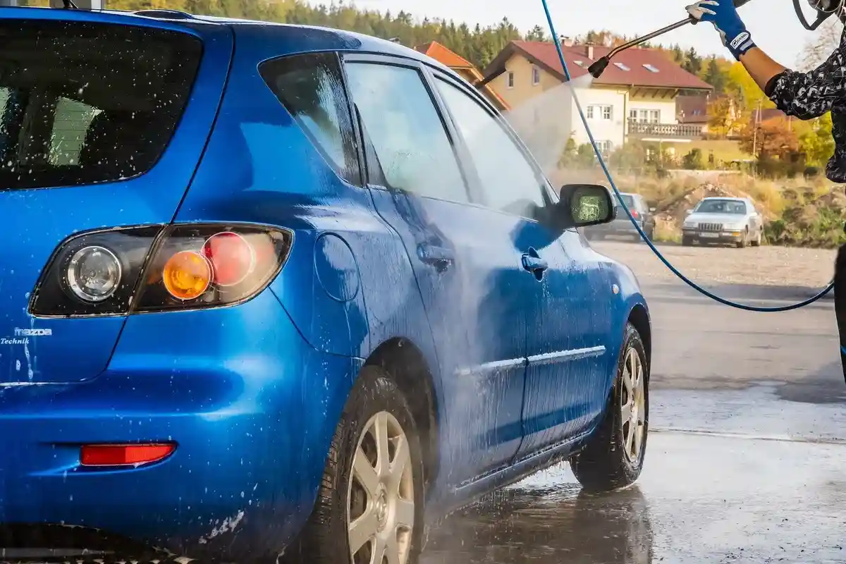 Мыть свой автомобиль по выходным