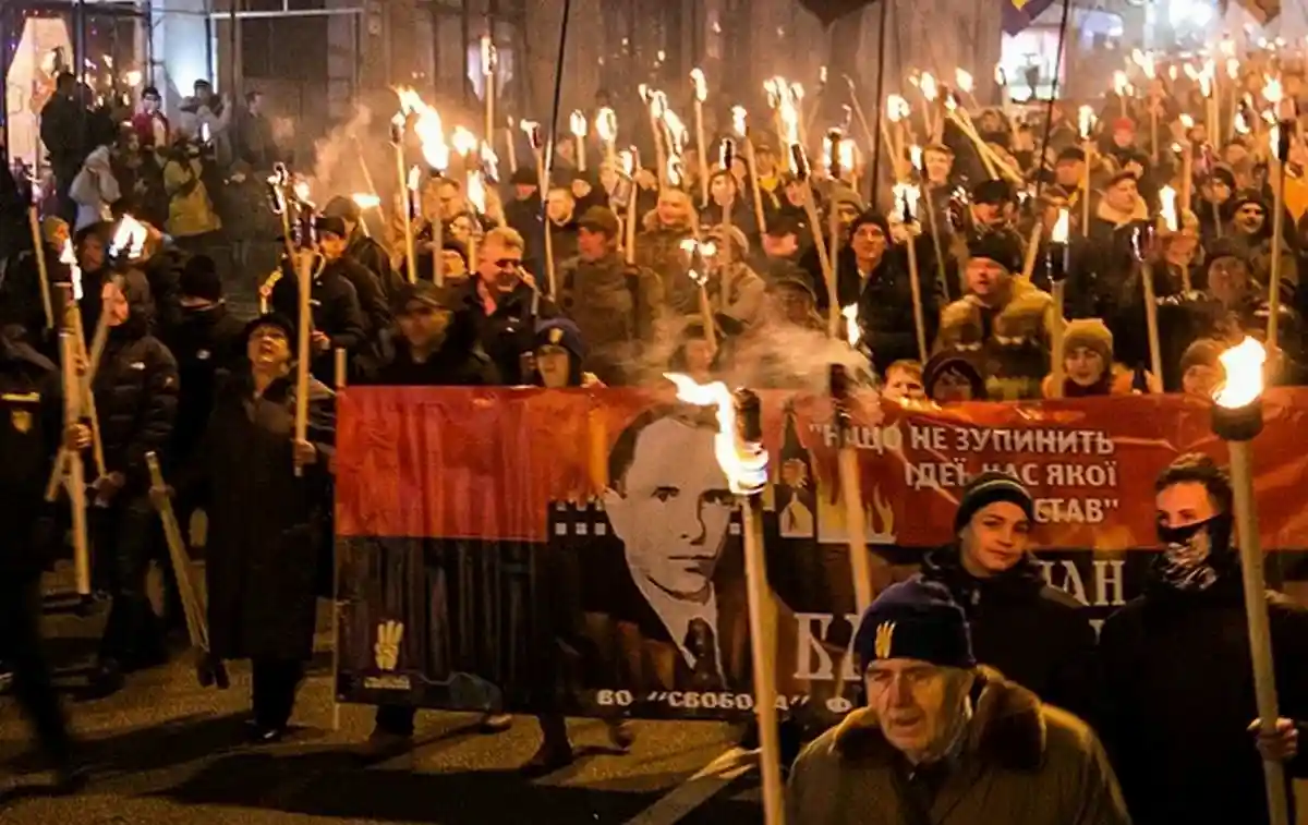 Память о жертвах войны: оскорбление факельным шествием