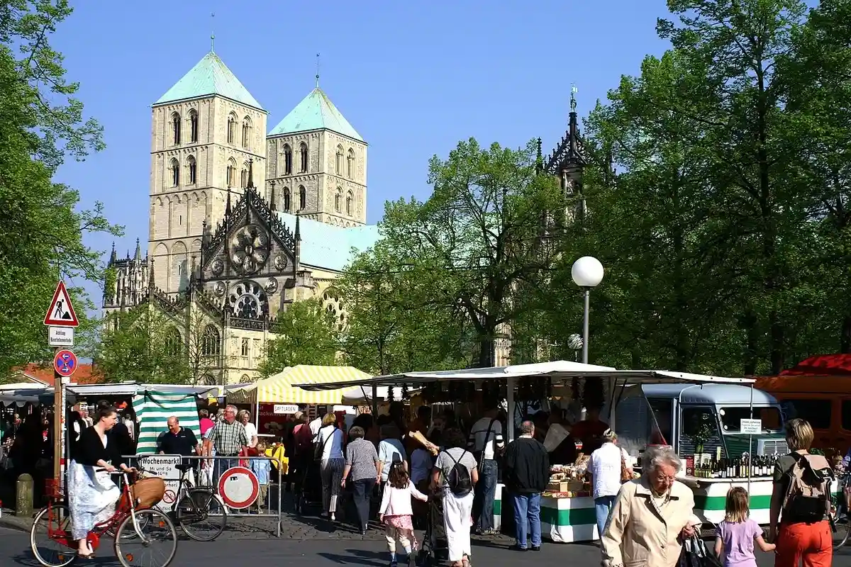 На этом рынке можно не только совершить полезные покупки, но и полюбоваться на замок. Фото: Rüdiger Wölk, CC BY-SA 2.5 / Wikimedia Commons