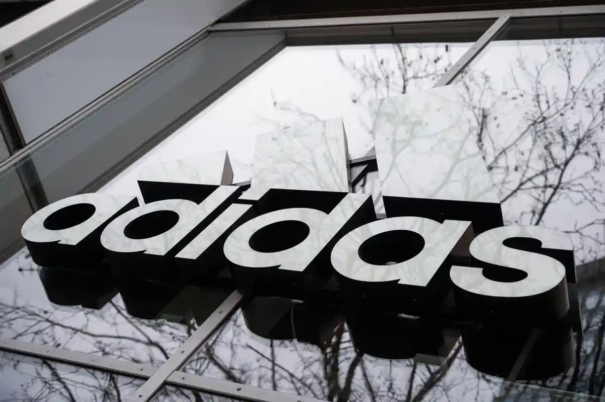 После разрыва с Канье Уэстом инвесторы подали иск против Adidas