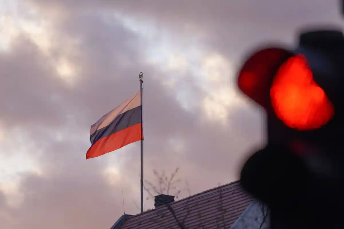 Спор о запрете на российский флаг и символику