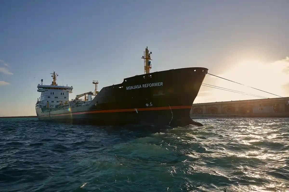 Освобождены 6 моряков с танкера "Monjasa Reformer"