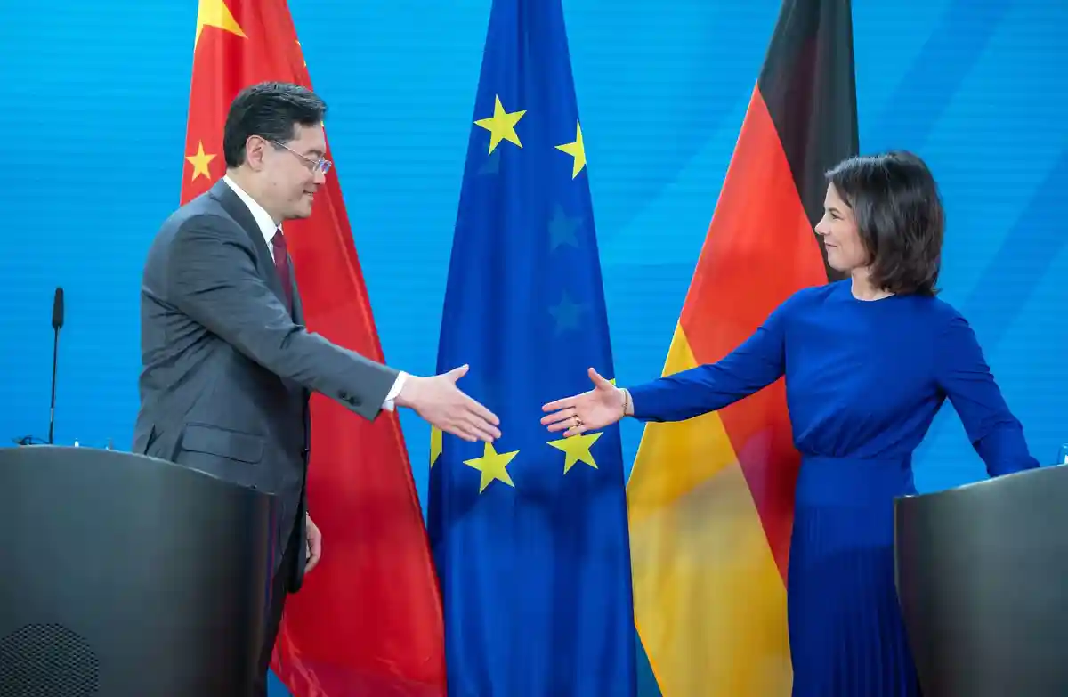 Бербок встретилась с министром иностранных дел Китая