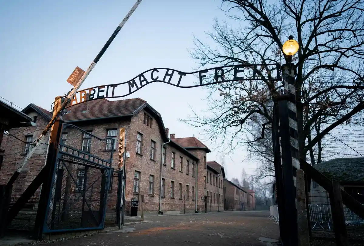 Немецкие школьники зиганули в Освенциме
