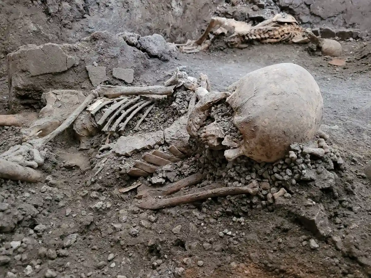 Скелеты жертв землетрясения в Помпеях