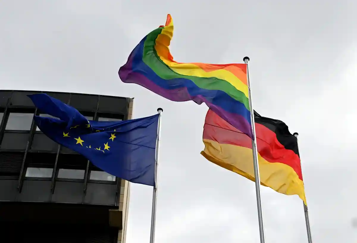 Полицейские подняли радужные флаги в Рейнланд-Пфальц
