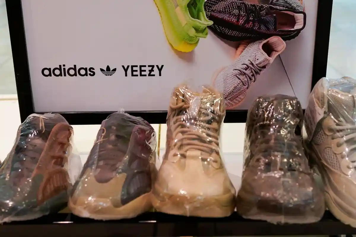 Adidas продолжит продажу запасов линейки товаров "Yeezy"