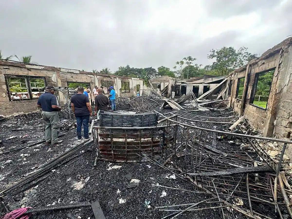 Сгоревшее общежитие школы в Гайане