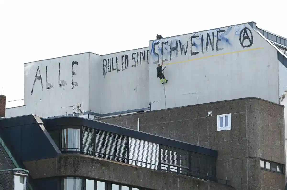 Альпинисты удаляют граффити "Все полицейские - свиньи"