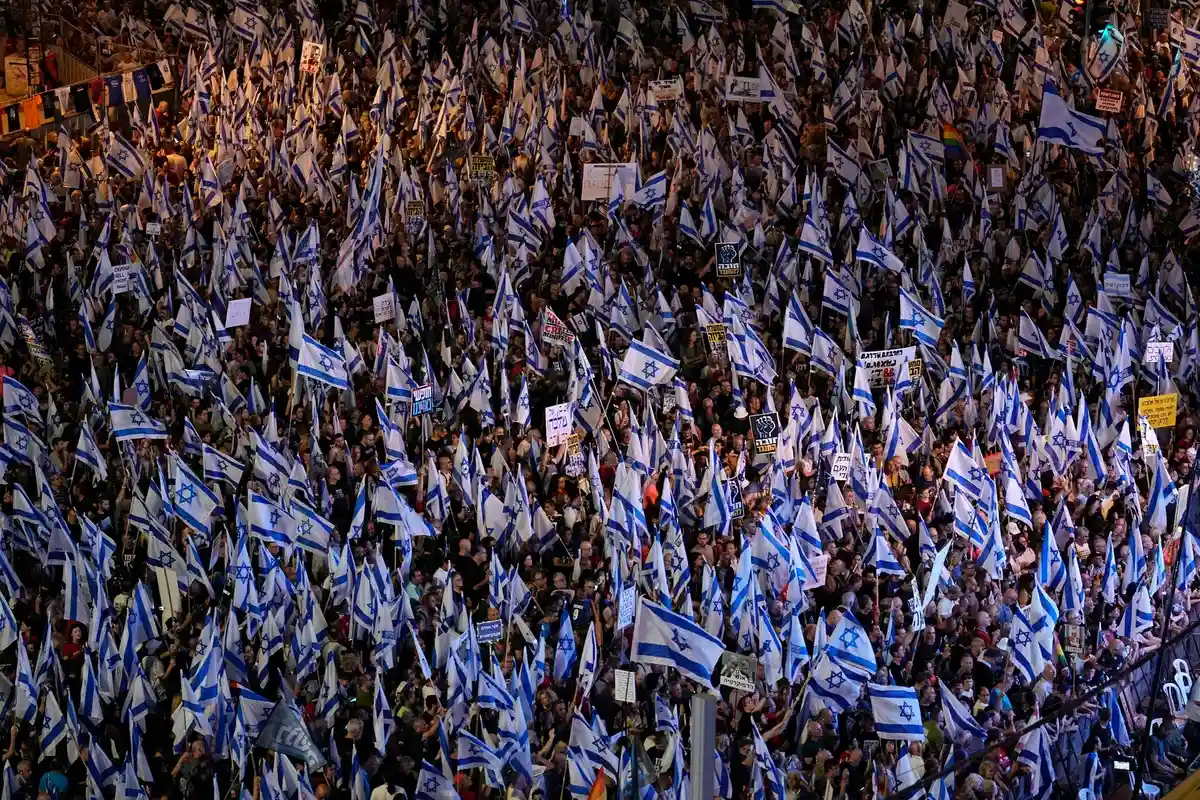 Десятки тысяч человек вновь протестуют против правительства в Израиле