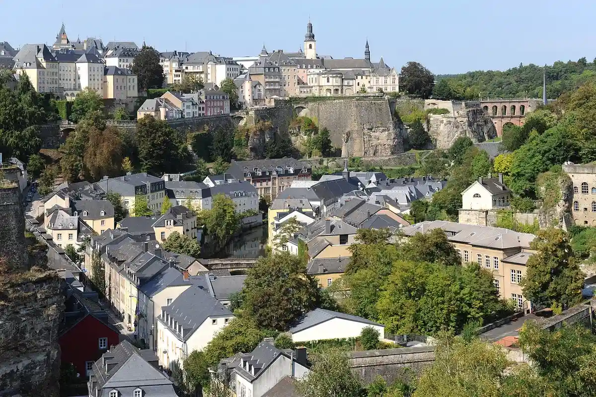 За границу с билетом за 49 евро можно отправиться в столицу Люксембурга. Фото: Cayambe, CC BY-SA 3.0 / Wikimedia Commons