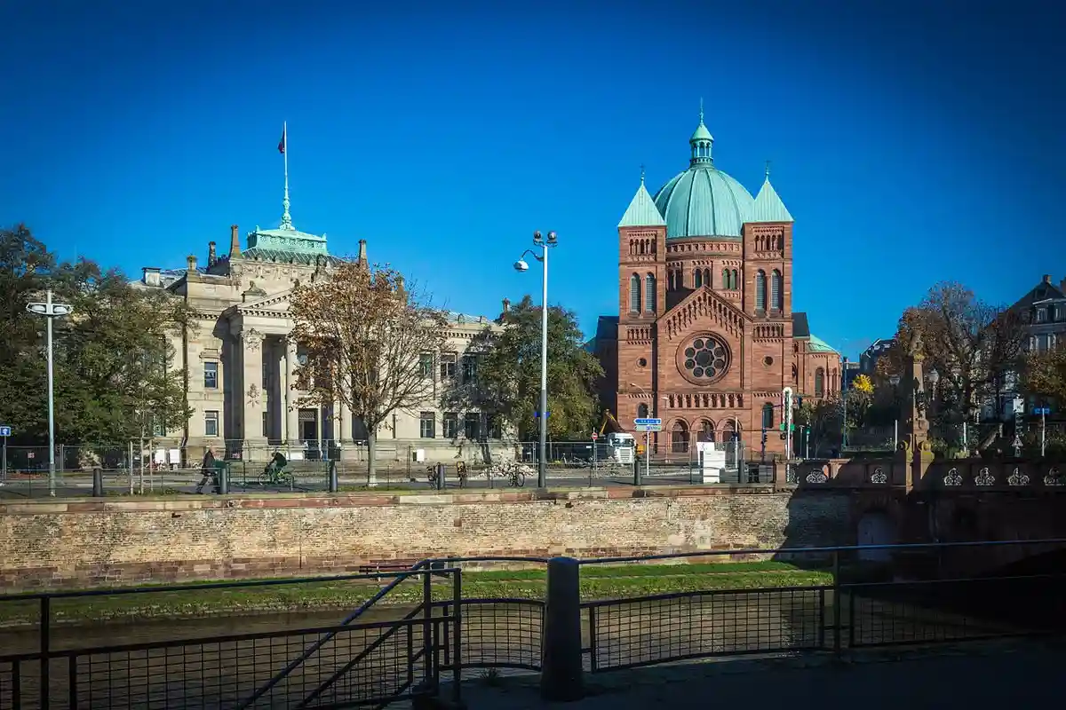 Страсбургский Дворец правосудия и католическая церковь Сен-Пьер-ле-Жен. Фото: Photo Claude TRUONG-NGOC, CC BY-SA 3.0 / Wikimedia Commons