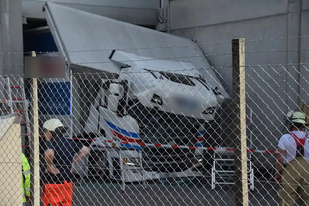 Бетонная плита весом в тонну упала на грузовик в Хоккенхайме