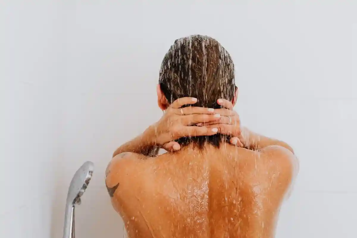 Лучше принимать душ только раз в неделю. Фото: Karolina Grabowska / pexels.com