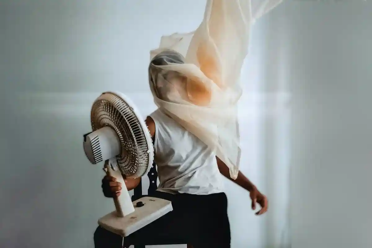 Правильная настройка вентилятора поможет лучше перенести жару. Фото: Galvão Menacho / pexels.com