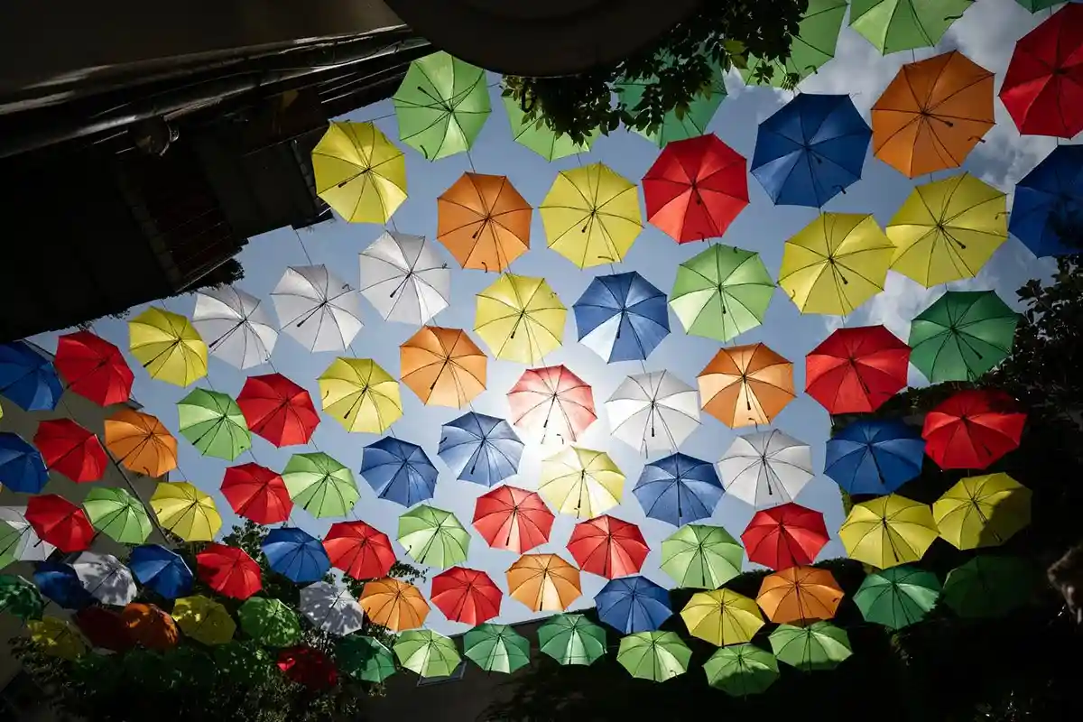 Разноцветные зонтики украсили аллею в старом городе Майнца