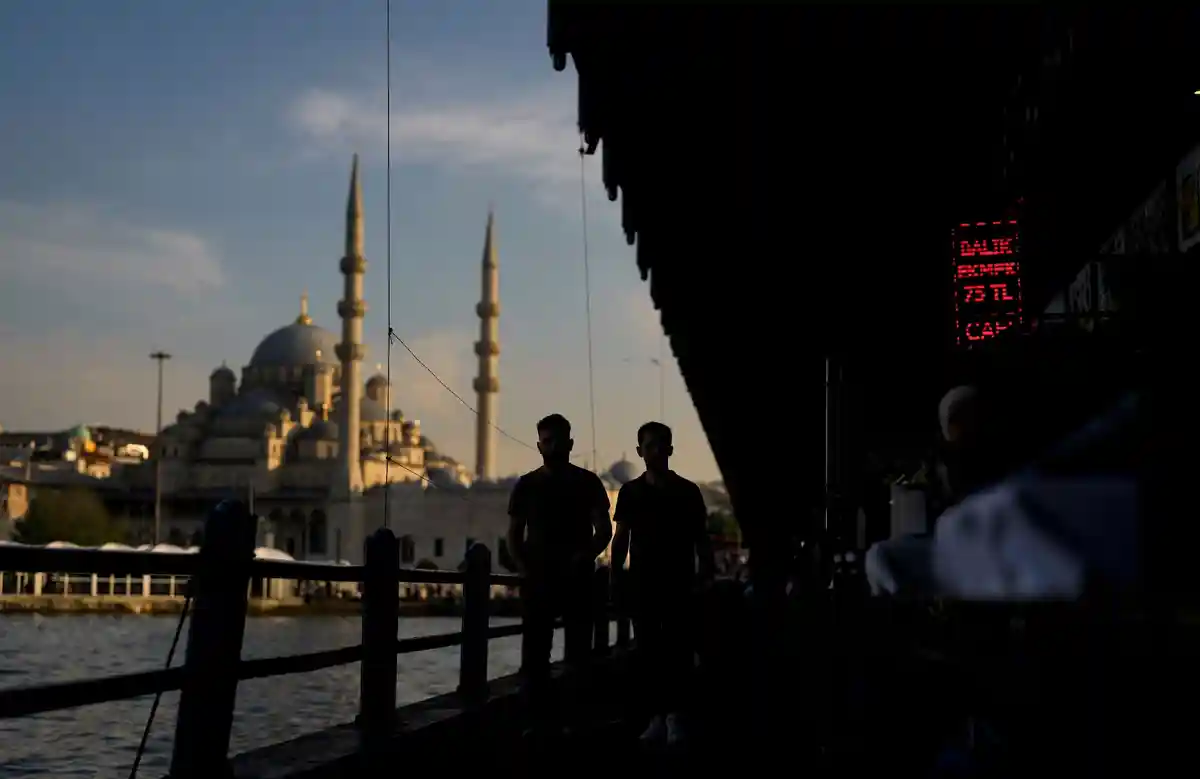Большинство молодых турков хотят уехать за границу