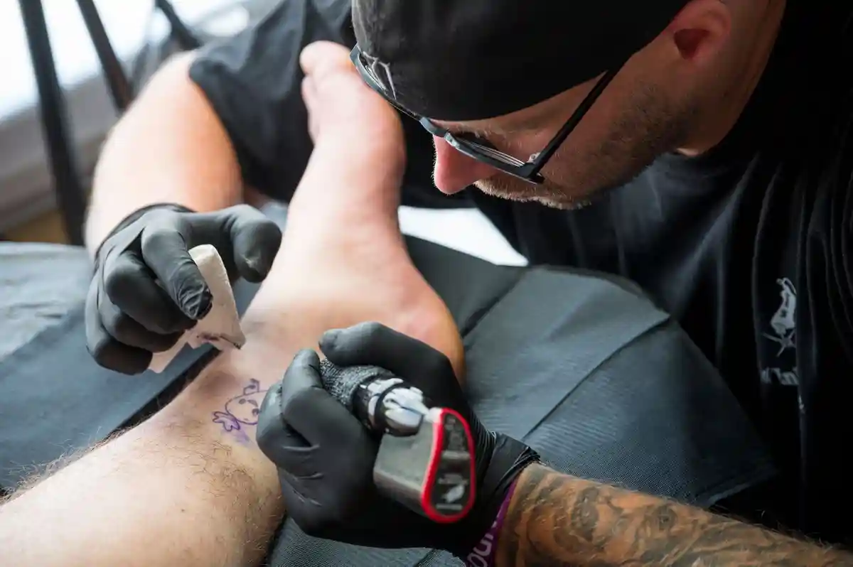 Татуировщик в Rock im Park: логотипы и необычные мотивы